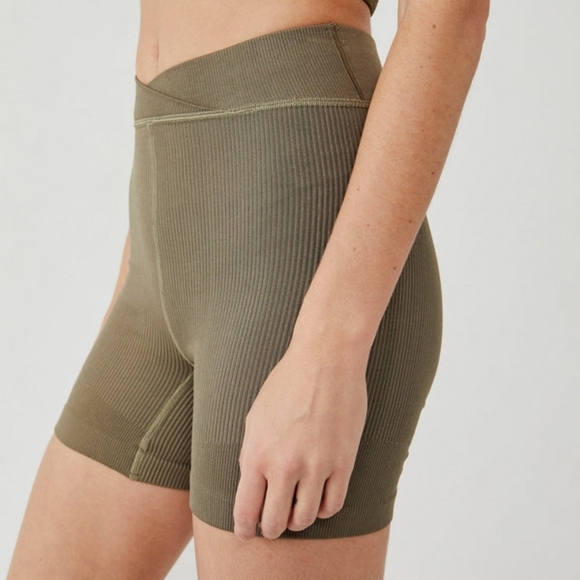 NWT FREE PEOPLE MOVEMENT FREE THROW SHORT IN ARMY - Picture 4 of 7